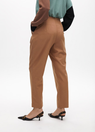 Pantalón pinza con cinturón de adorno