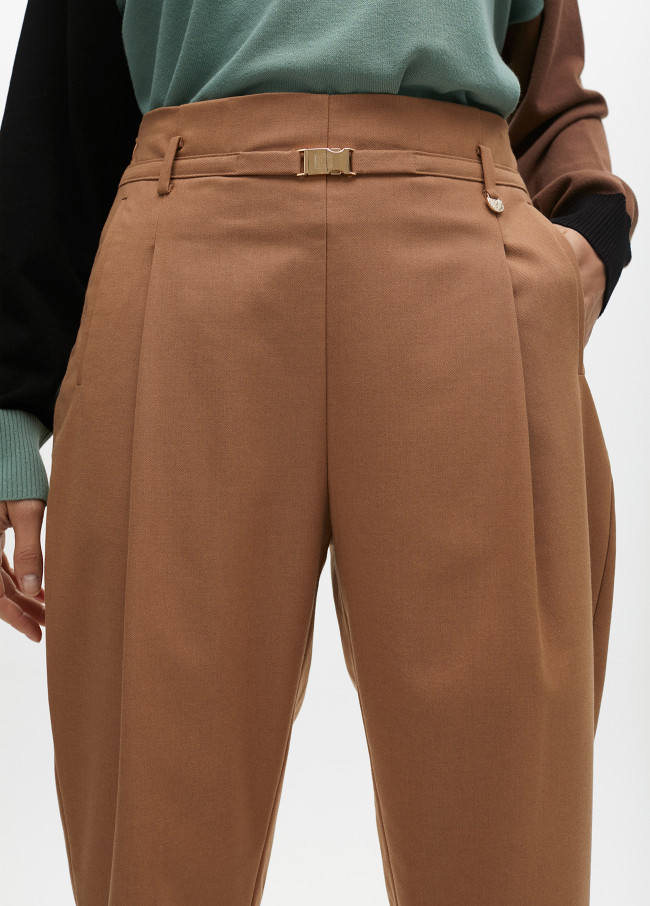 Pantalón pinza con cinturón de adorno