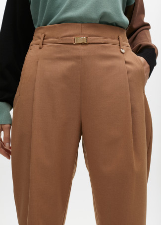 Pantalón pinza con cinturón de adorno