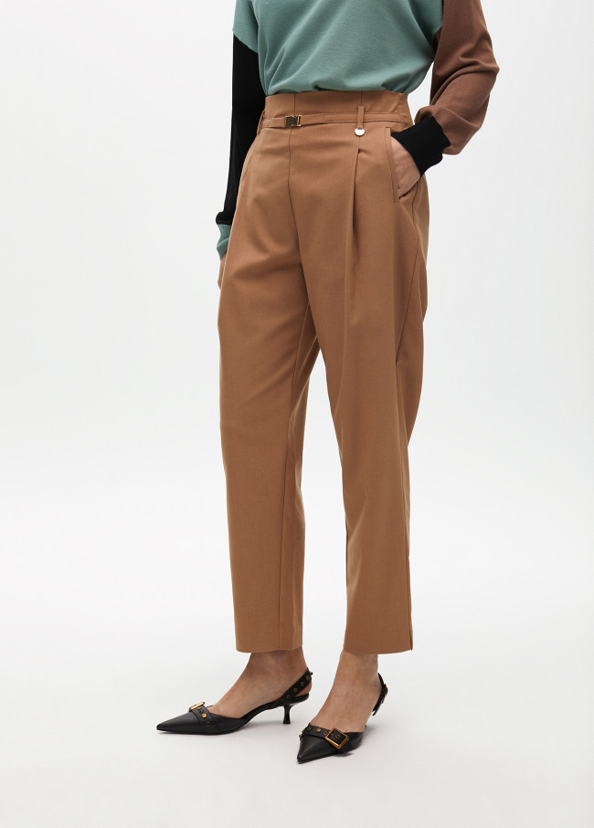 Pantalón pinza con cinturón de adorno