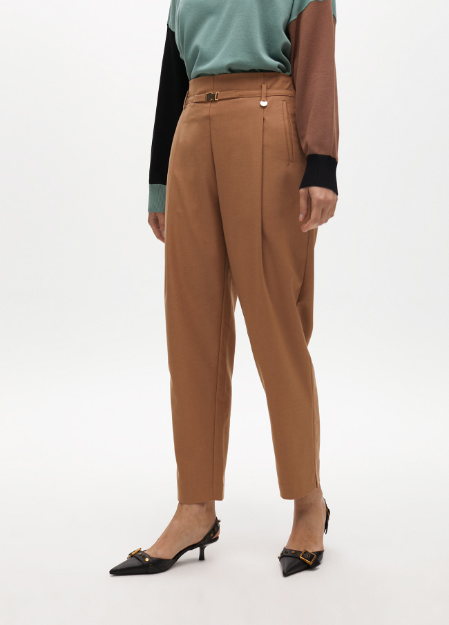 Pantalón pinza con cinturón de adorno