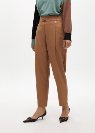 Pantalón pinza con cinturón de adorno