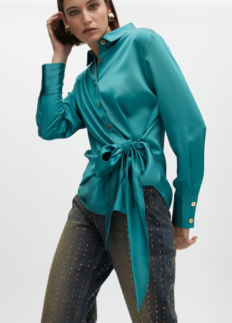 Collared shirt with knotted hem detail
