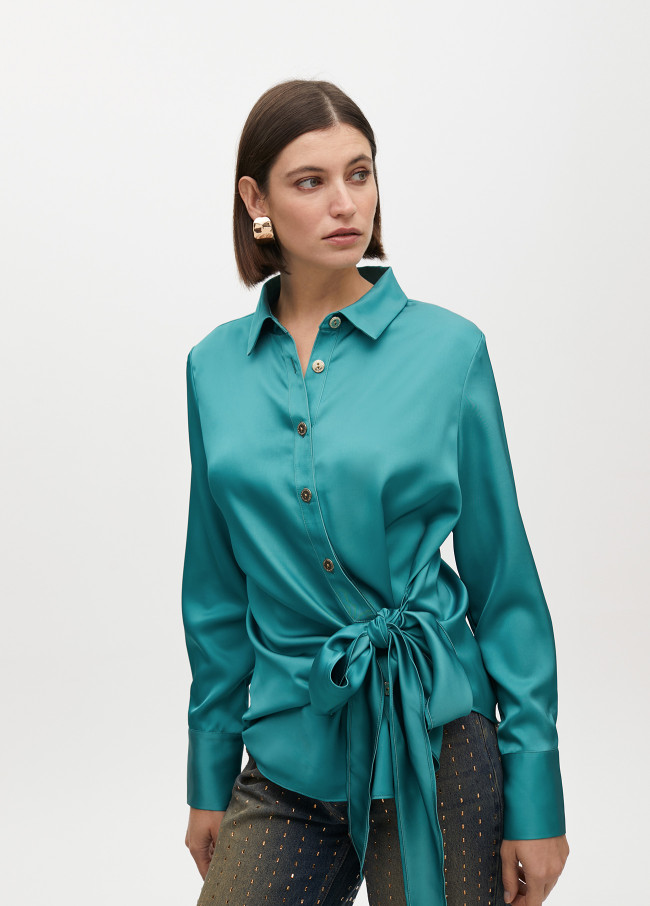 Camisa com Gola e Detalhe de Nó na Bainha