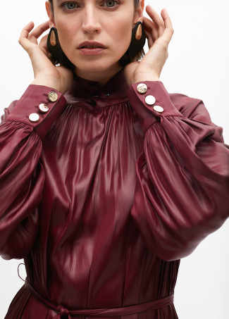 Kleid mit Hohem Kragen und Gewachstem Effektgürtel