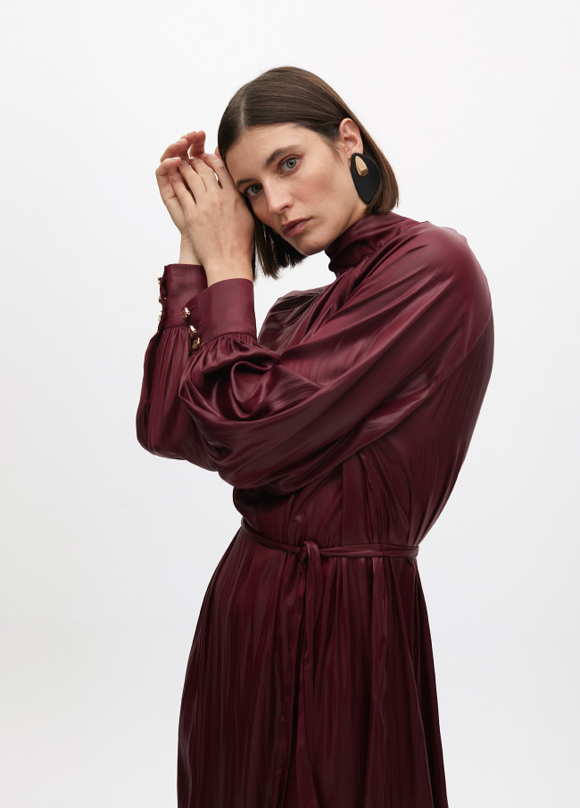 Kleid mit Hohem Kragen und Gewachstem Effektgürtel