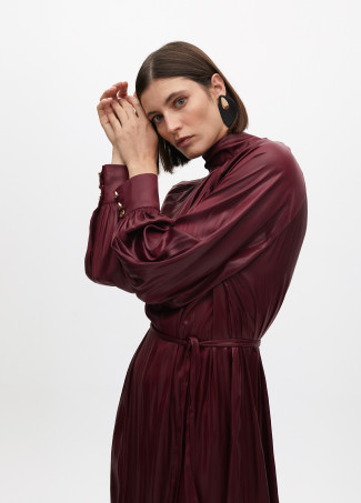 Kleid mit Hohem Kragen und Gewachstem Effektgürtel