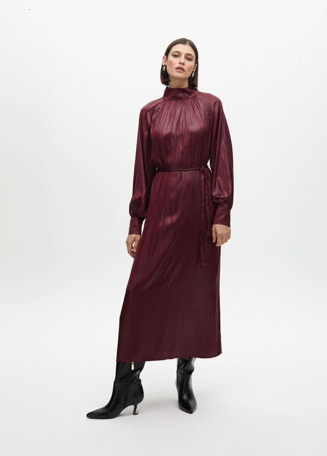Vestido cuello alto con cinturón efecto encerado