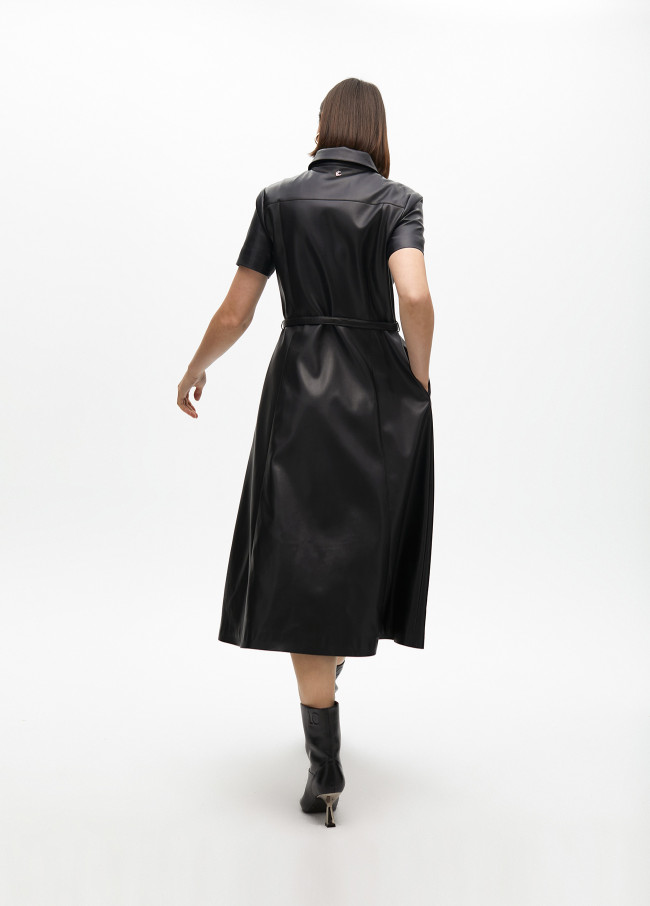 Vestido efecto piel evase cinturón