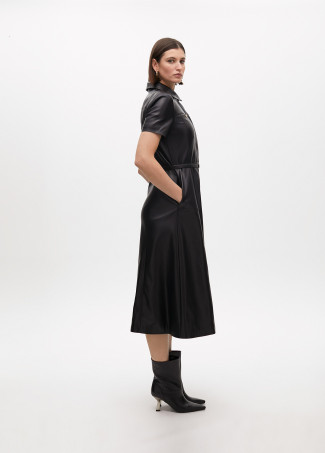 Vestido efecto piel evase cinturón