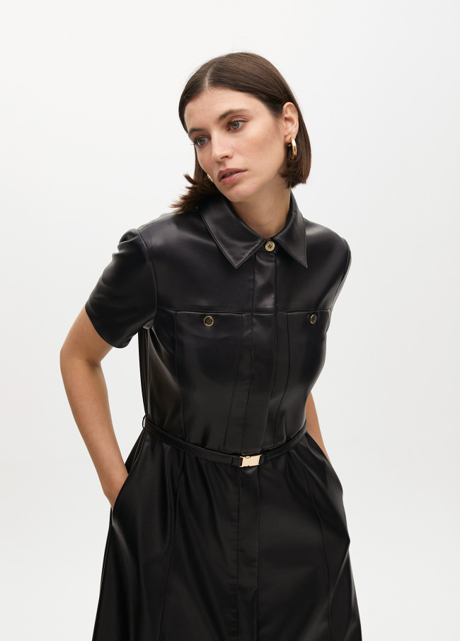 Vestido efecto piel evase cinturón