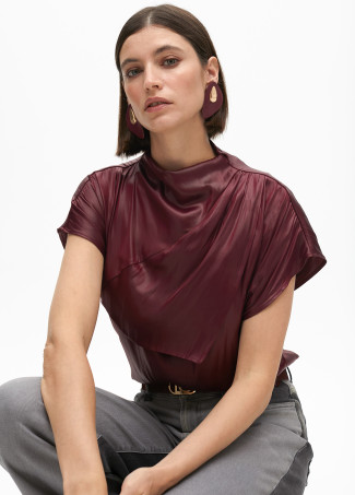 Top com Detalhe Drapeado na Manga