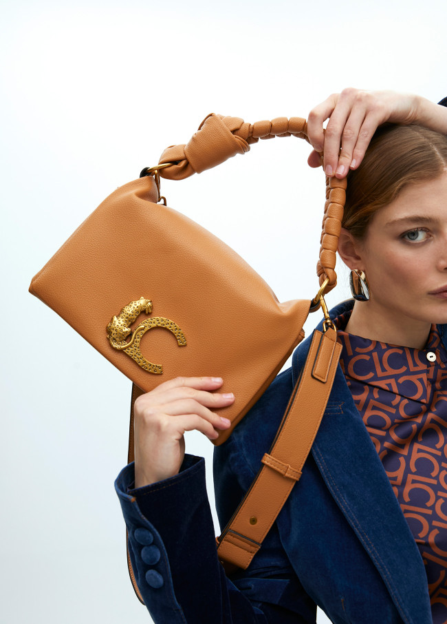 Bandolera con solapa y logo LC leopardo