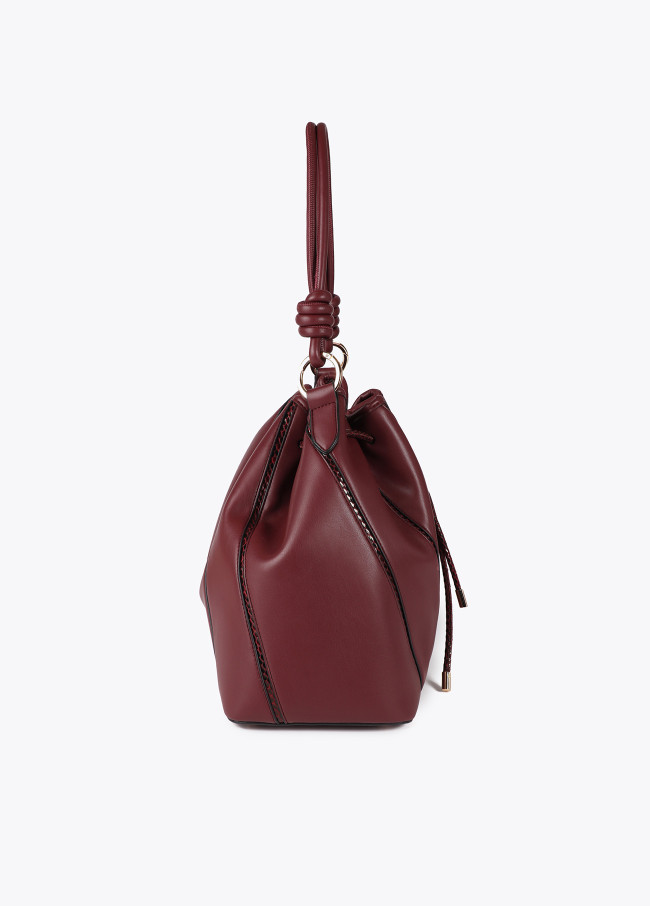 Bolso judas con detalles en efecto piel