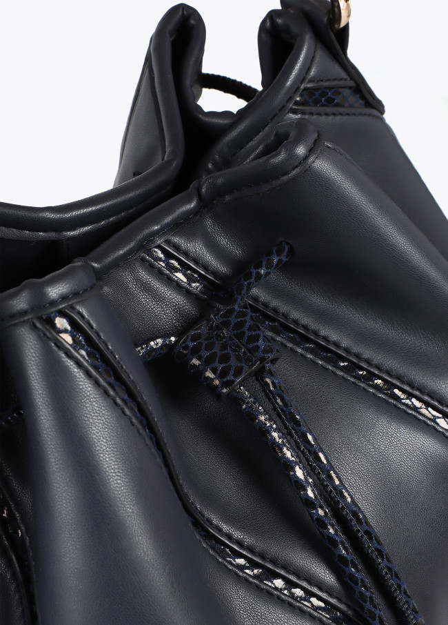 Bolso Judas con detalles efecto serpiente