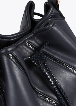 Bolso Judas con detalles efecto serpiente