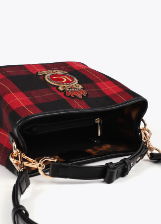 Bolsito tejido cuadros parche escudo