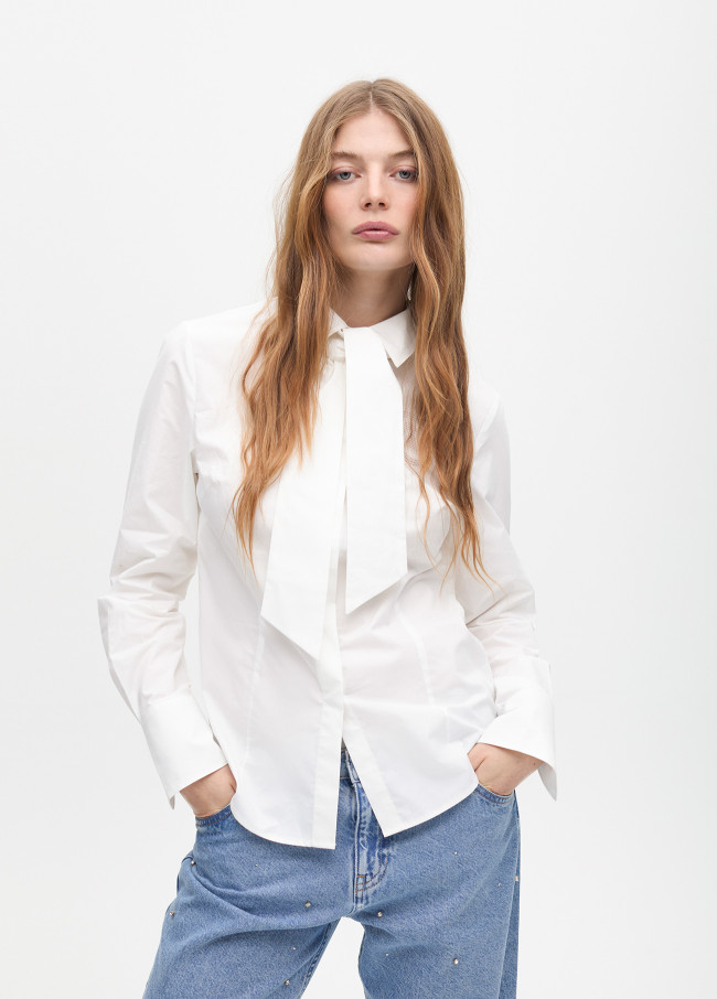 Camicia in popeline aderente con fiocco removibile e logo traforato al laser