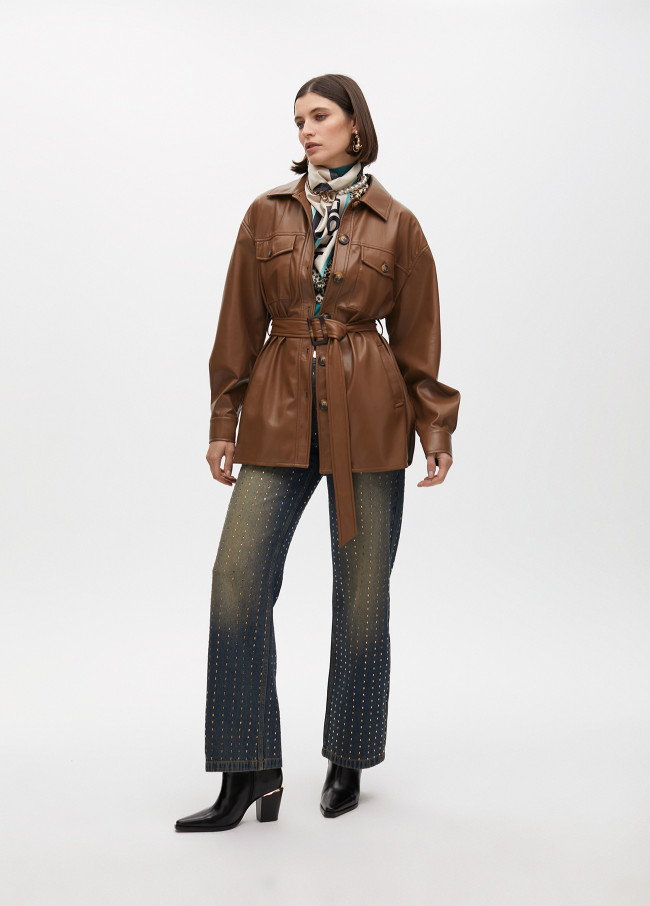 Chaqueta con bolsillos y cinturón ajustable