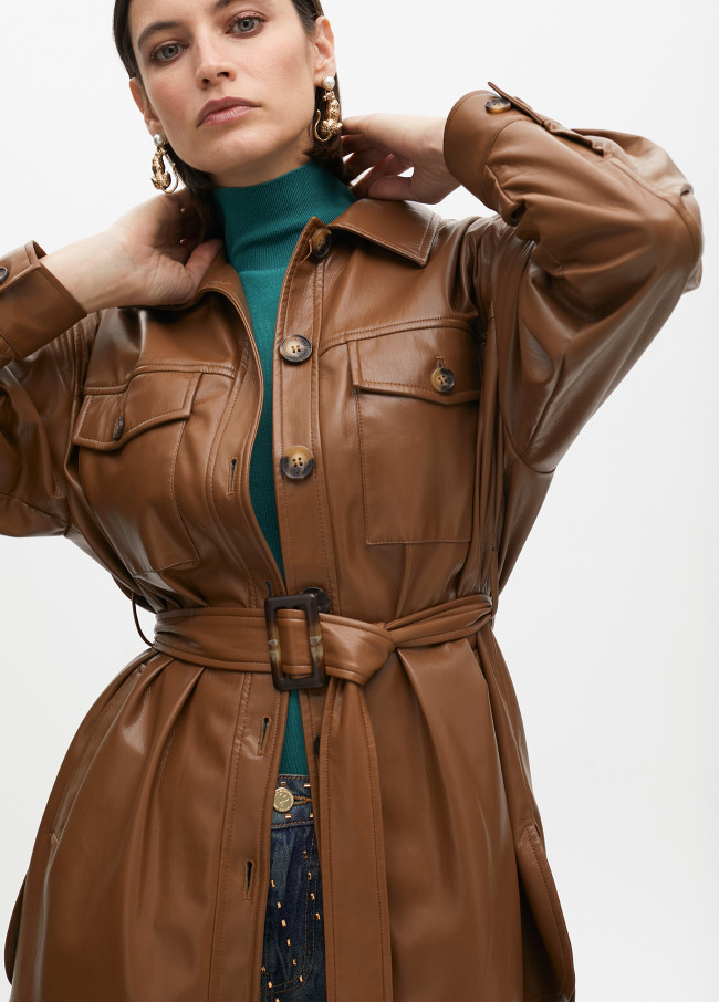 Chaqueta con bolsillos y cinturón ajustable