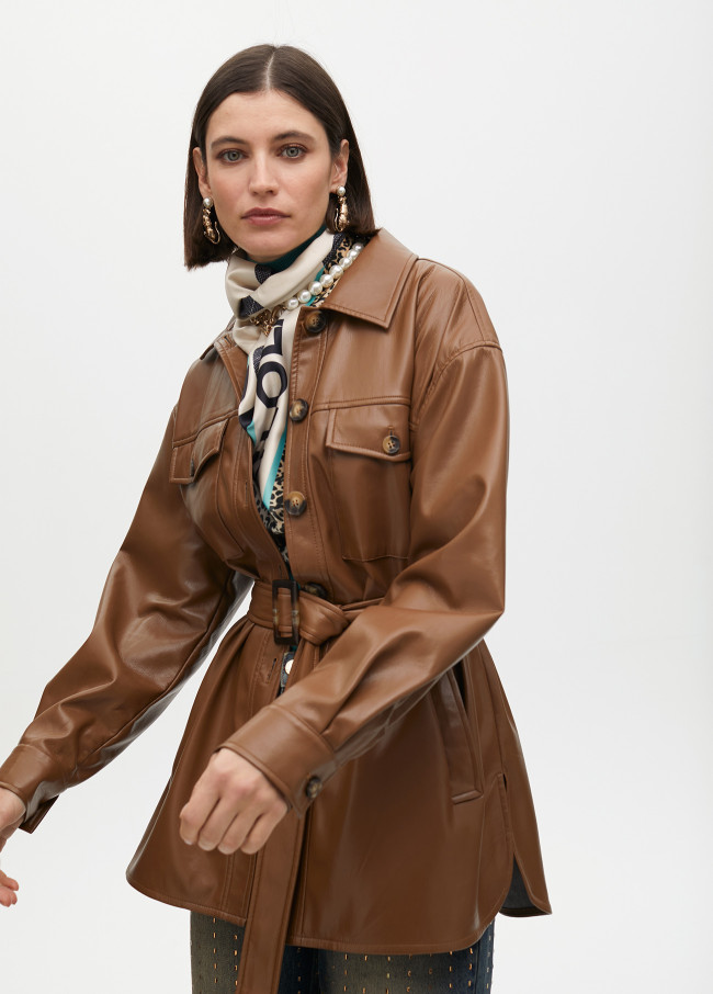 Chaqueta con bolsillos y cinturón ajustable