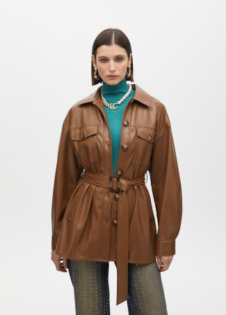 Chaqueta con bolsillos y cinturón ajustable