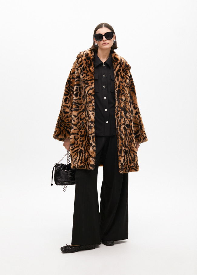 Abrigo cruzado midi pelo estampado animal