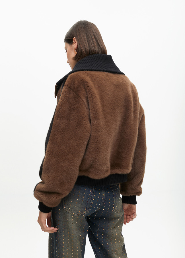 Kurzer Fellmantel mit Kontrastdetails