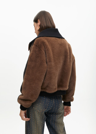 Kurzer Fellmantel mit Kontrastdetails