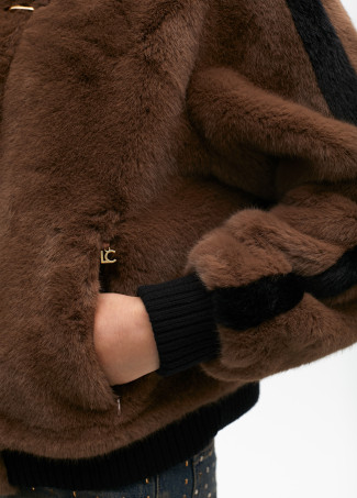 Kurzer Fellmantel mit Kontrastdetails