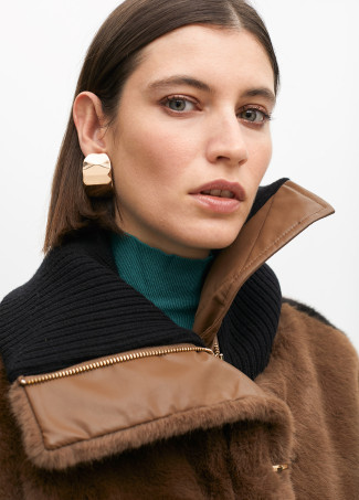 Kurzer Fellmantel mit Kontrastdetails