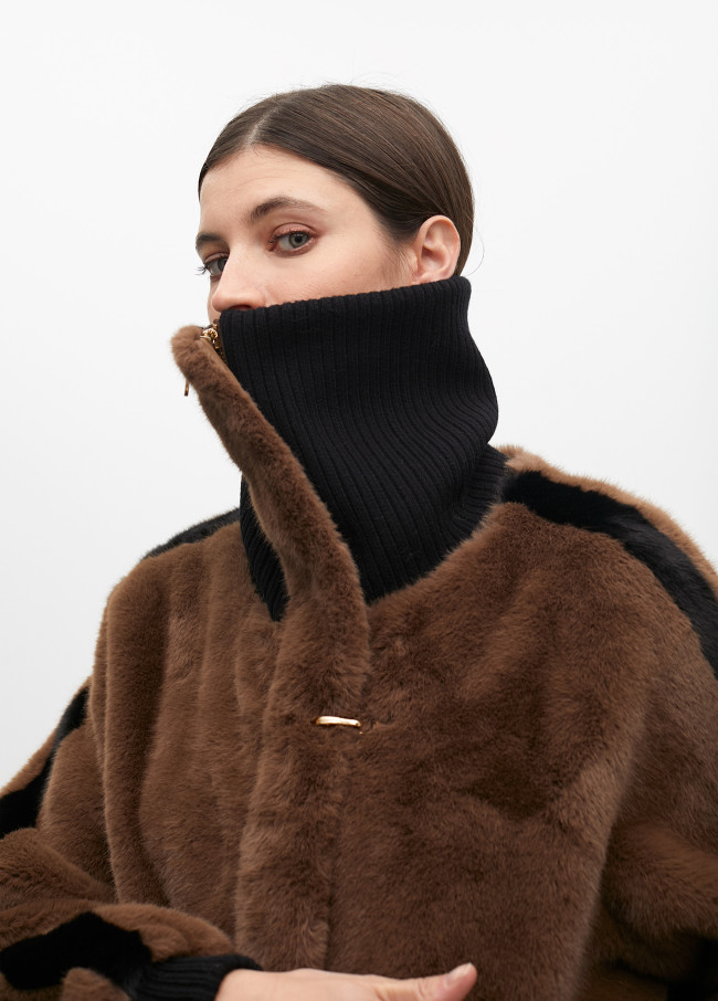 Kurzer Fellmantel mit Kontrastdetails