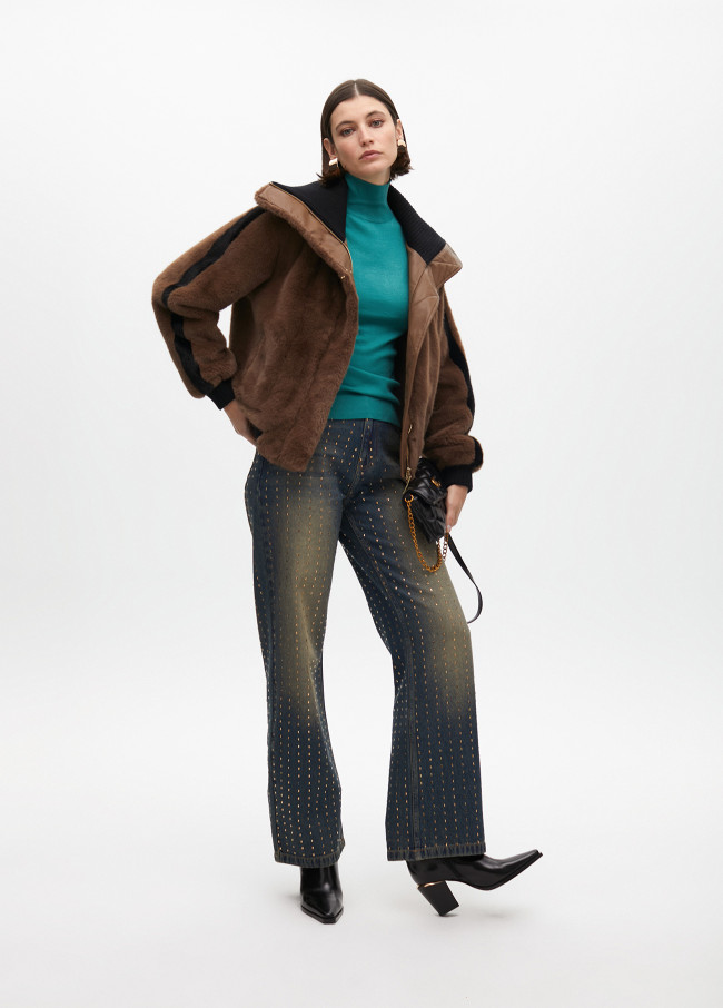 Kurzer Fellmantel mit Kontrastdetails