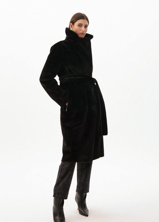 Casaco longo de penas preto