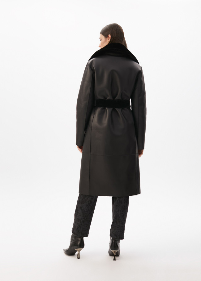 Casaco longo de penas preto