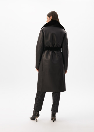 Casaco longo de penas preto