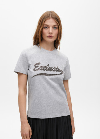 Kurzarmshirt mit Positionellem Print und Juwelen-Detail