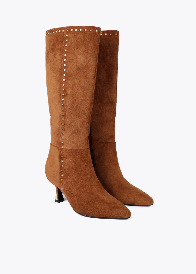 Bota alta com salto personalizado e detalhe de...