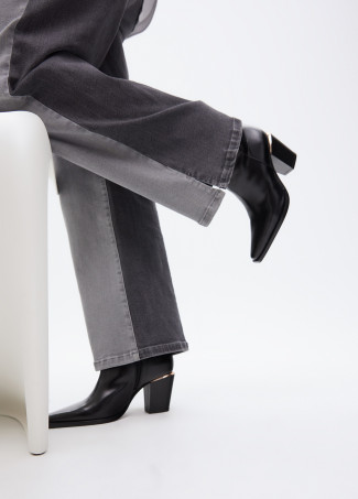 Stivaletto Cowboy con Tacco e Dettagli Metallici