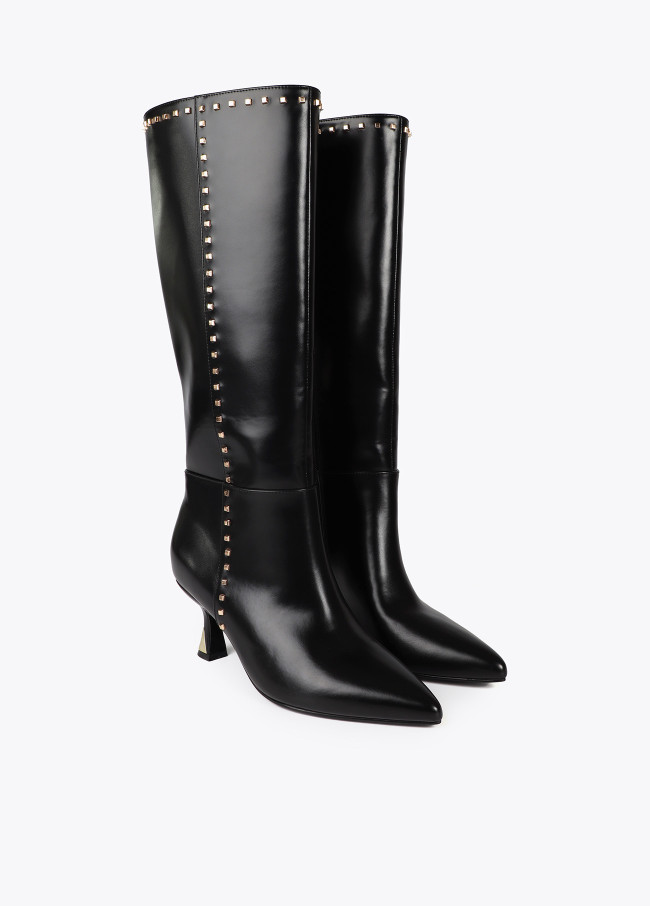 Botte haute avec talon personnalisé et clous carrés