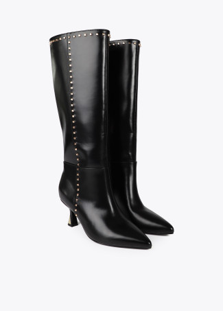 Hoher Stiefel mit Absatz und Nieten - Lola Casademunt