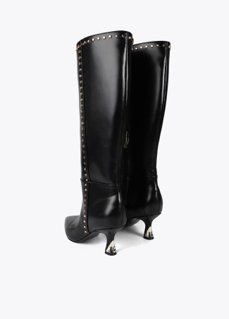 Hoher Stiefel mit Absatz und Nieten - Lola Casademunt