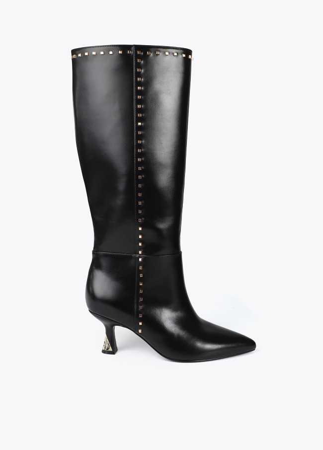 Bota alta com salto personalizado e tachas...