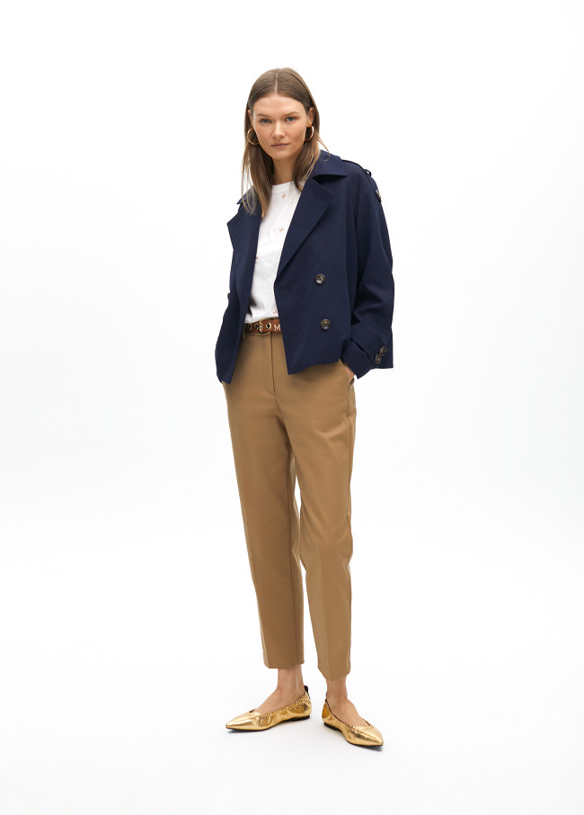 Pantalón chino con goma logotipada en strass