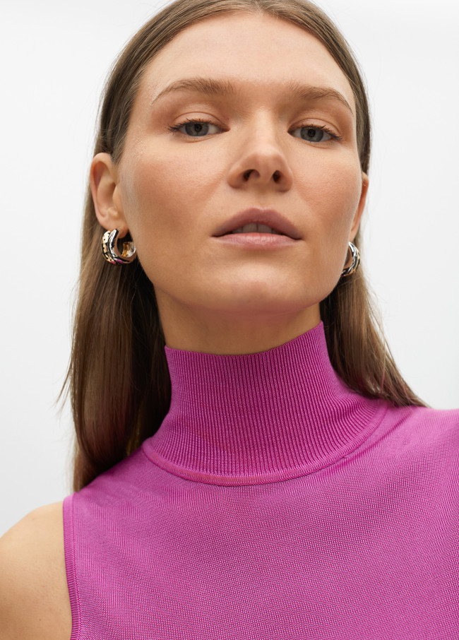 Sleeveless high neck knit top