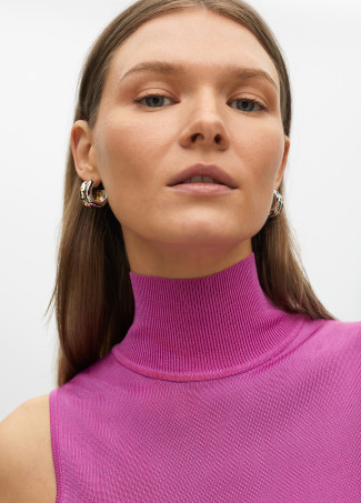 Sleeveless high neck knit top