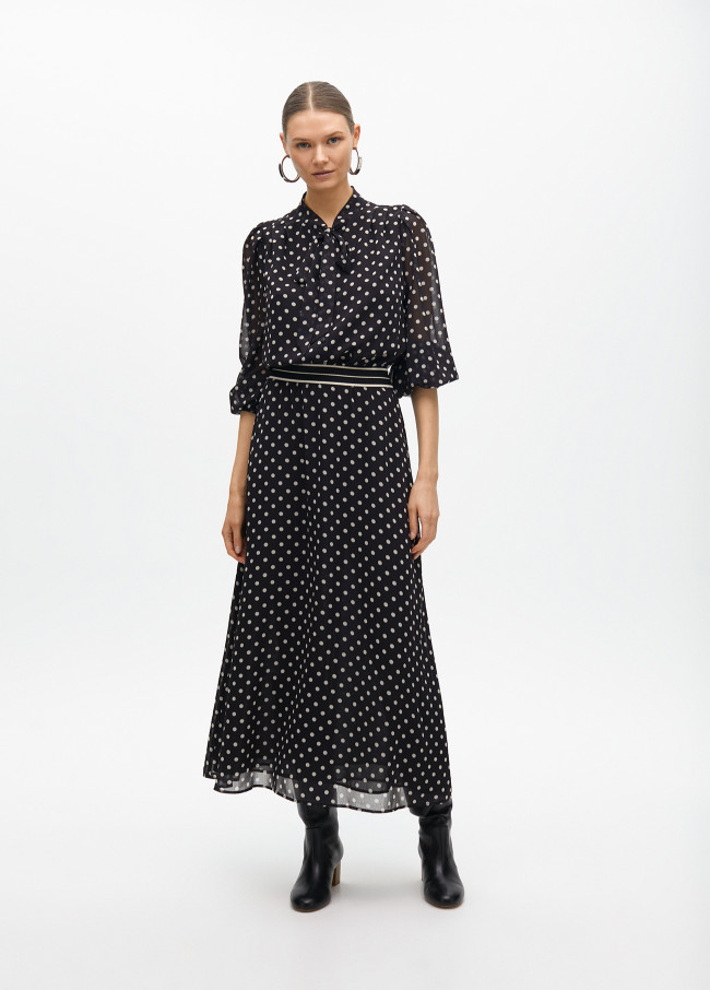 Langes Punkte-Kleid