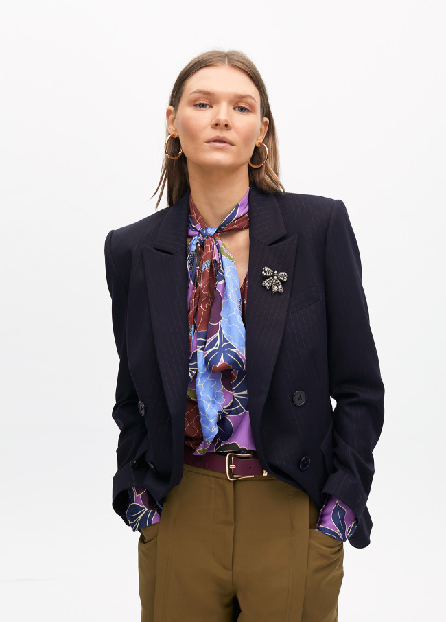 Blazer a righe con dettaglio gioiello sul bavero
