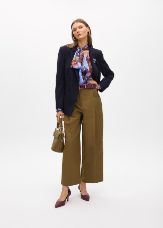 Americana raya diplomática con detalle joya