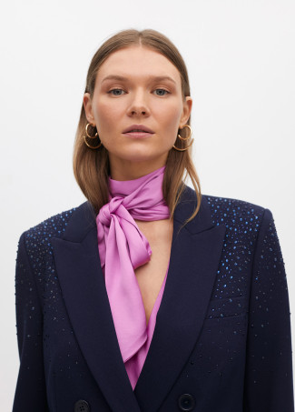 Americana con detalle strass en hombros